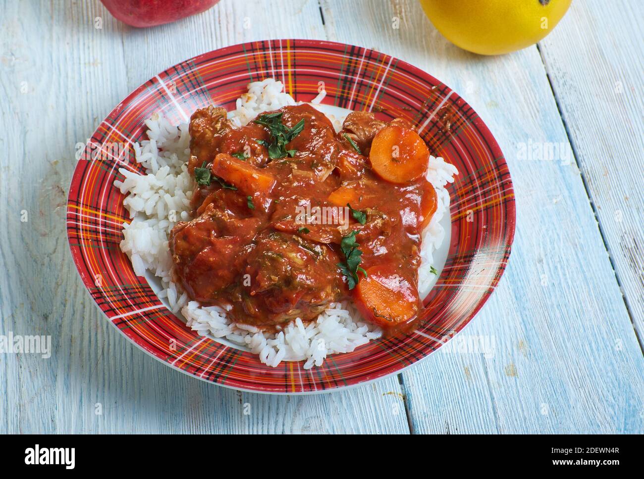 Thiou a la viande traditionelle senegalesische Gericht, das ist typisch Serviert über weißem Reis Stockfoto