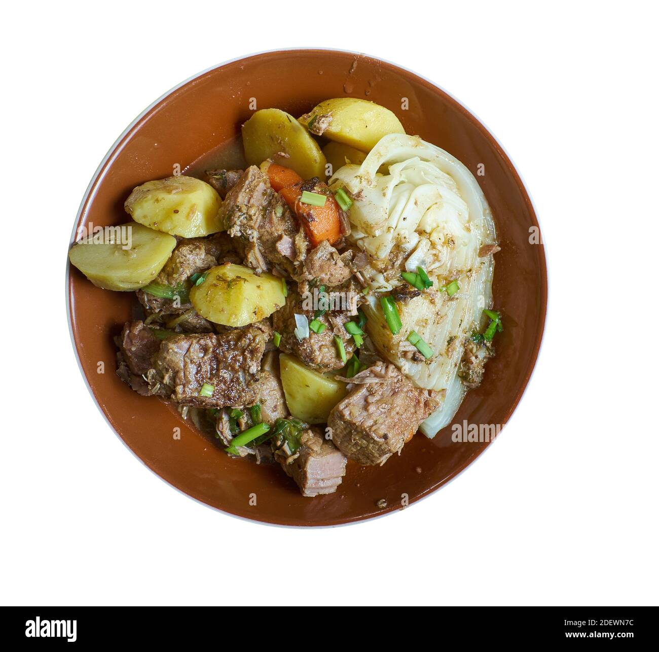 Licki lonac - traditioneller Eintopf aus Primorje und Lika, Kroatien der geschmackvolle Eintopf kombiniert Fleischstücke wie Hammelfleisch, Lamm oder Rindfleisch mit verschiedenen Gemüsesorten Stockfoto