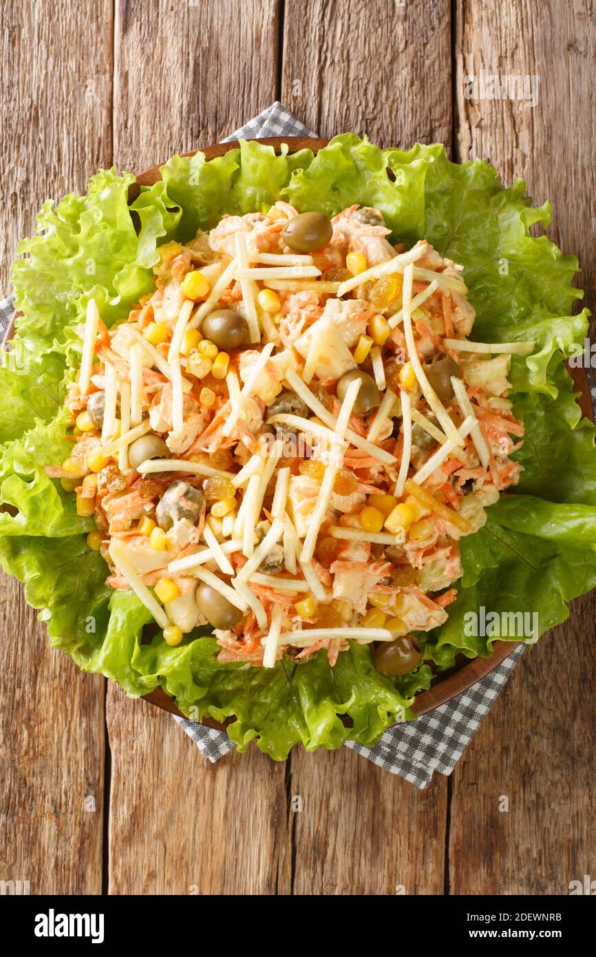 Brasilianischer Chicken Salad Salpicao de Frango Nahaufnahme in der Platte auf dem Tisch. Vertikale Draufsicht von oben Stockfoto