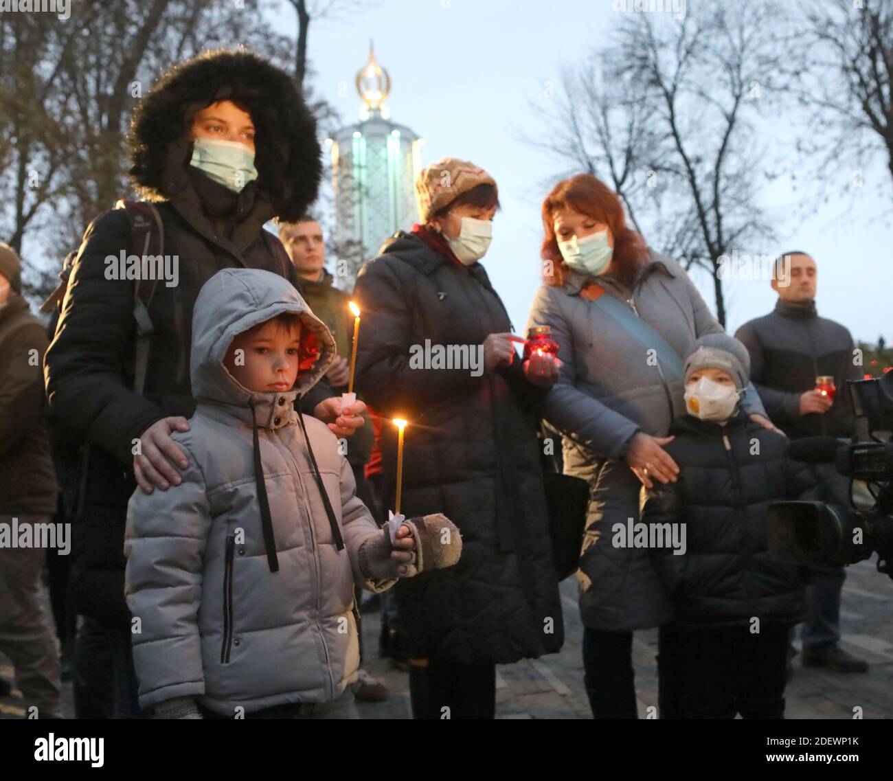 Nicht exklusiv: KIEW, UKRAINE - 28. NOVEMBER 2020 - die Menschen ehren die Opfer der Hungersnot von 1932-1933 auf dem Gelände des Nationalmuseums von Stockfoto