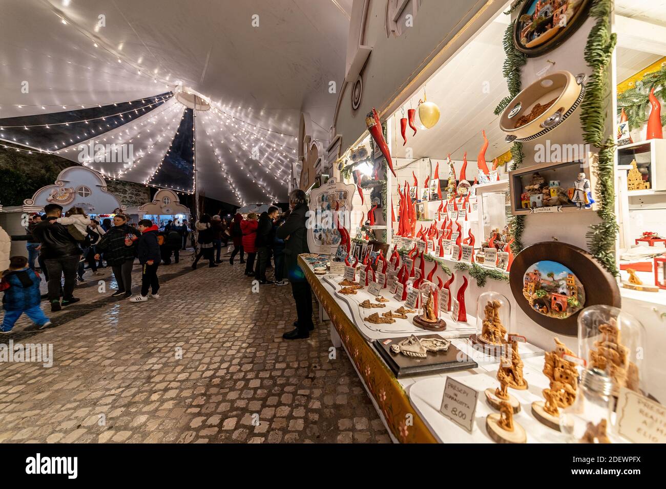 Limatola, Benevento, Italien Dezember 2019 - traditioneller Weihnachtsmarkt im historischen Schloss von Limatola. Shopping, Winterurlaub und People-Konzept. Stockfoto