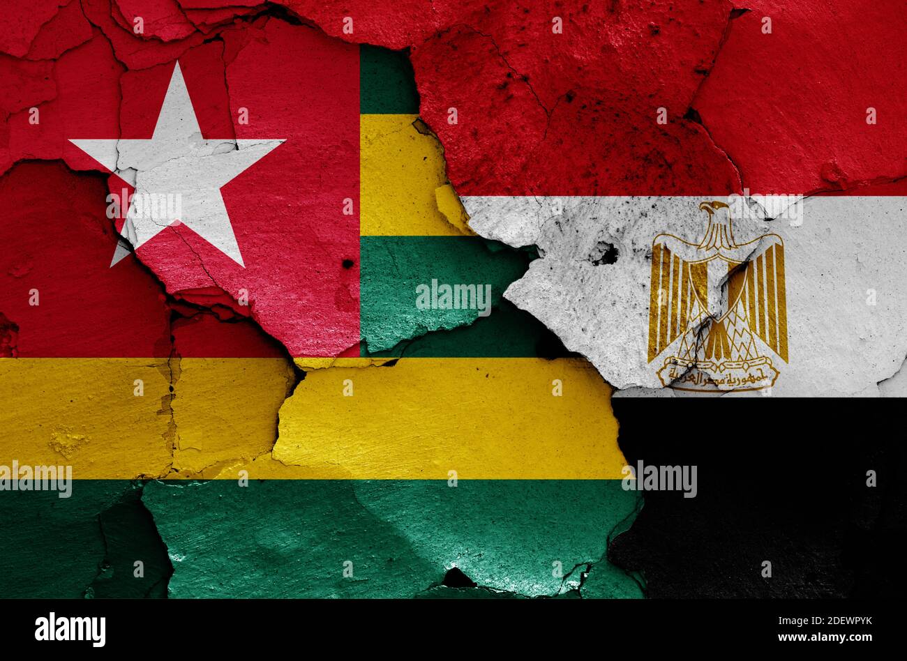 Flaggen von Togo und Ägypten auf rissige Wand gemalt Stockfoto