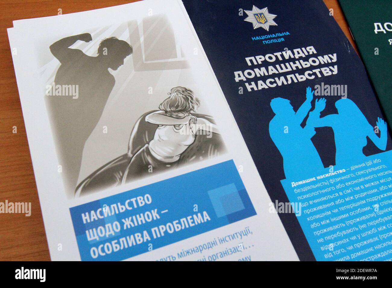 Non Exclusive: DNIPRO, UKRAINE - 01. DEZEMBER 2020 - Broschüre über Gegenmaßnahmen gegen häusliche Gewalt wird während der Eröffnung der Sache vorgestellt ist ex Stockfoto