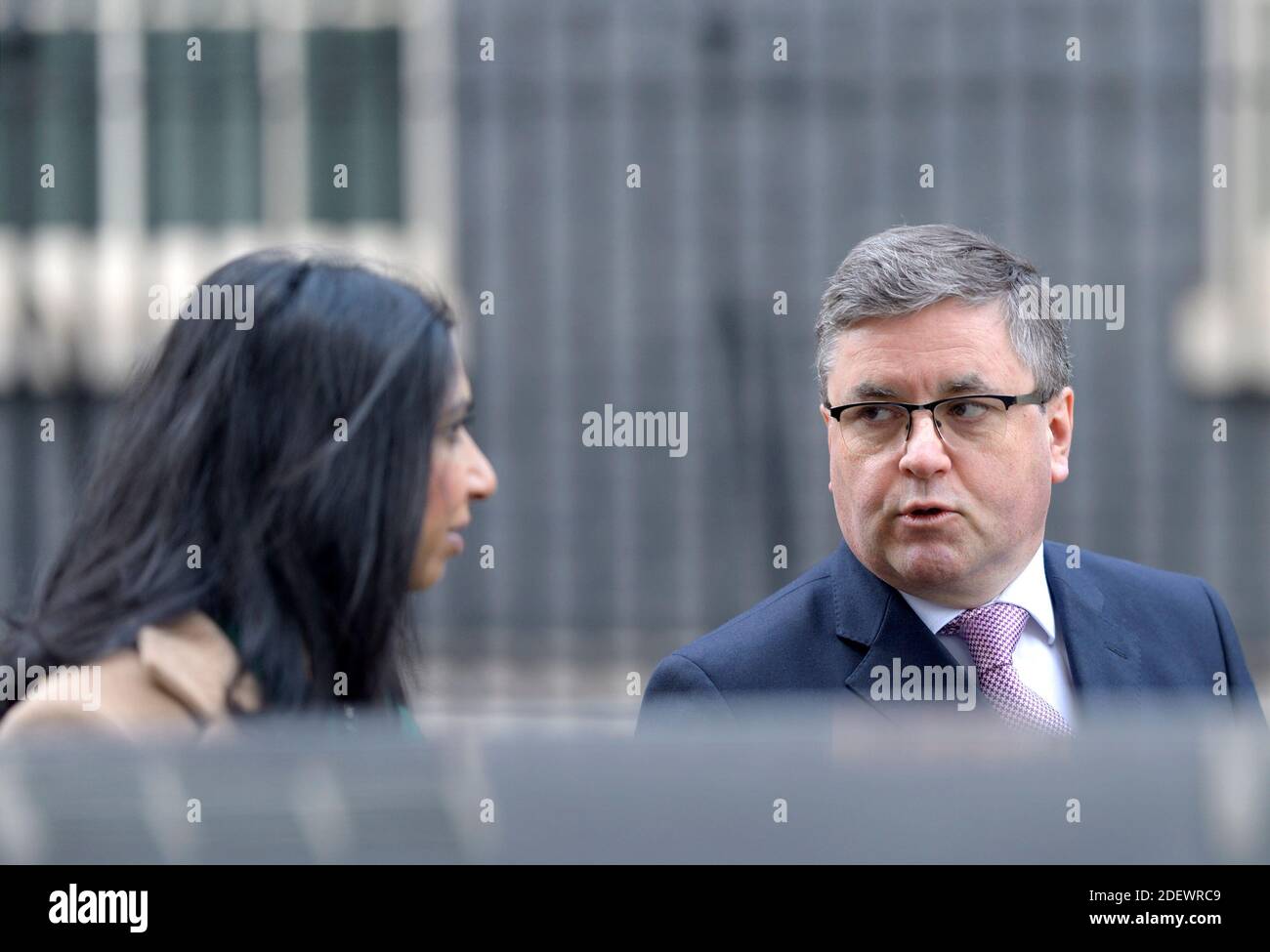 Robert Buckland MP (Lord Chancellor und Secretary of State for Justice) in Downing Street nach einer Kabinettssitzung, im Gespräch mit Suella Braverman (Attorn Stockfoto