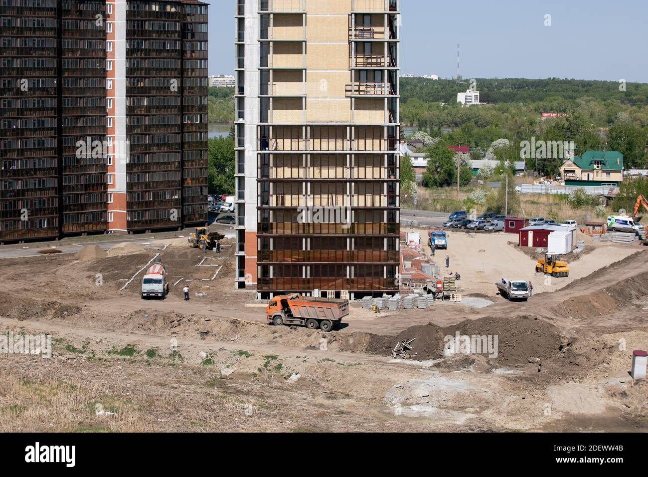 Details der Baustelle. Schwere Industriemaschinen Arbeiten auf der Baustelle: Betonmischer, Maschinen, Bulldozer, Aushub. Omsk, Russland, 1 Stockfoto