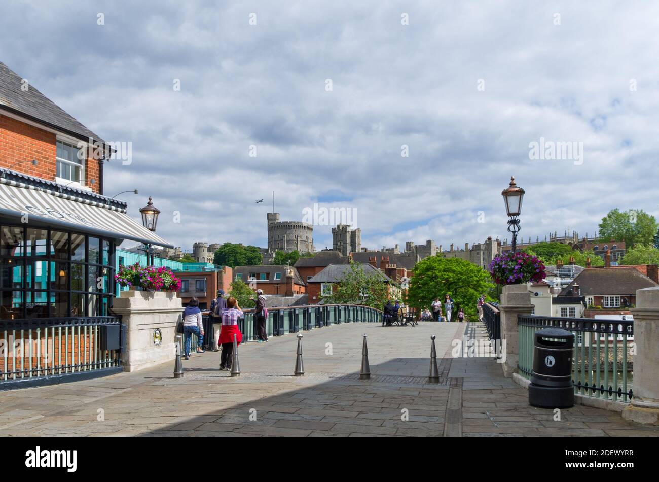 Fußgängerbrücke über die Themse in Eton, Berkshire, Großbritannien; mit den Türmen von Windsor Castle in der Ferne sichtbar. Stockfoto