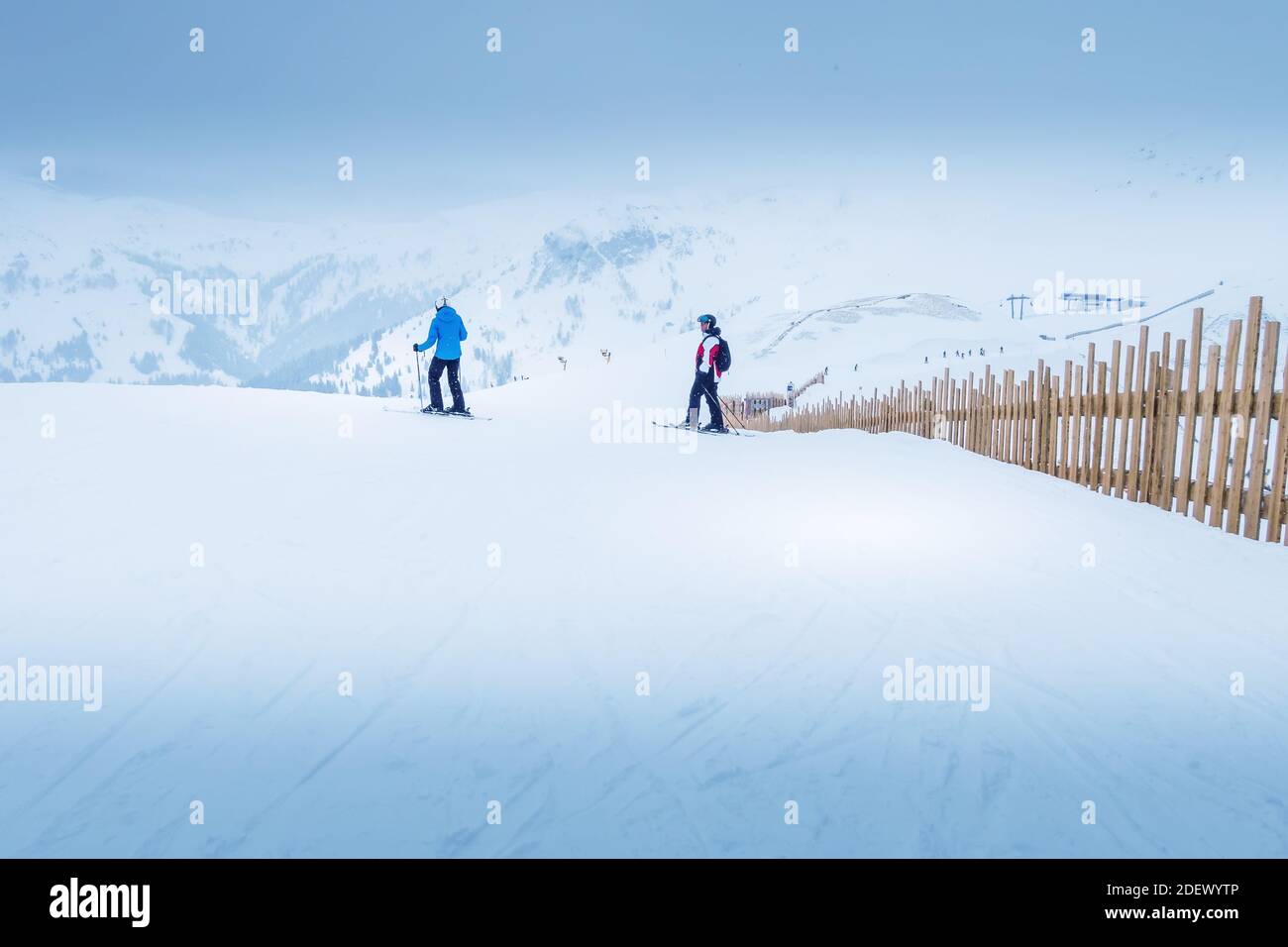 Saalbach, Österreich - 1. März 2020: Menschen Skifahren auf der Skipiste des winterresort australien Stockfoto