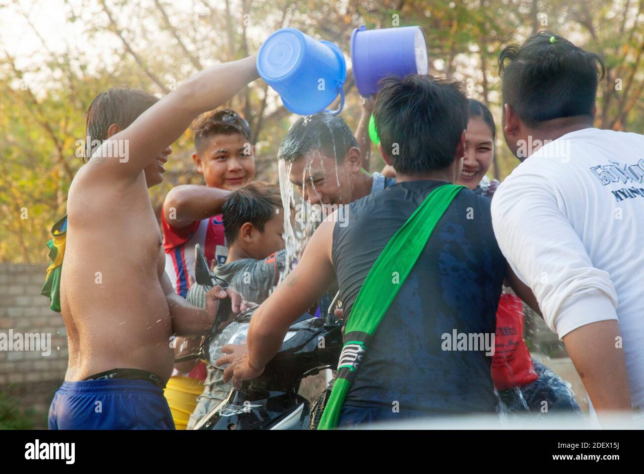 Thingyan Water Festival, Inle Lake Area, auf der Straße zwischen Nyaungshwe und Kakku, Staat Shan, Myanmar, Asien Stockfoto