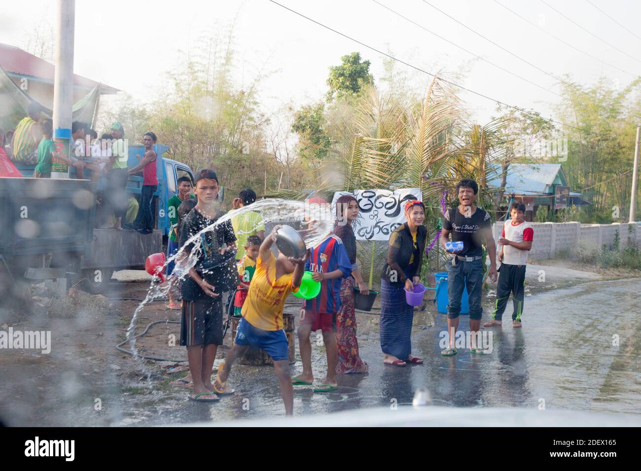 Thingyan Water Festival, Inle Lake Area, auf der Straße zwischen Nyaungshwe und Kakku, Staat Shan, Myanmar, Asien Stockfoto