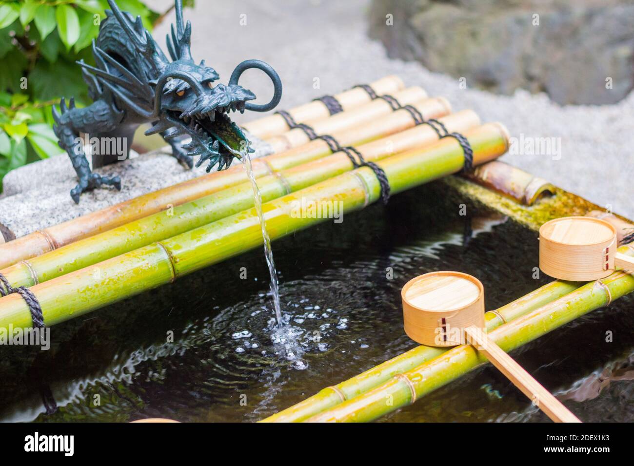 Temizuya, ein Wasserbecken, in dem sich japanische Gläubige vor dem Gebet in einem buddhistischen Tempel in Kyoto, Japan, reinigen Stockfoto