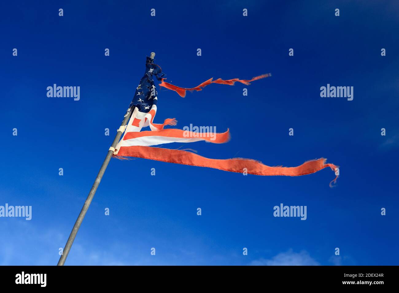 Geographie / Reisen, USA, Utah, Bruch amerikanische Flagge waft im Wind vor blauem Himmel, Additional-Rights-Clearance-Info-not-available Stockfoto