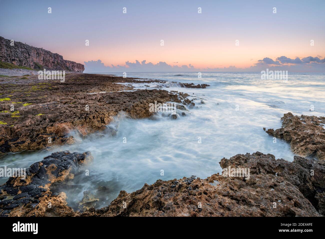 Geographie / Reisen, Sonnenaufgang in der Pollard Bay auf der Karibikinsel Cayman Brac auf der Cayman Insel, Additional-Rights-Clearance-Info-not-available Stockfoto