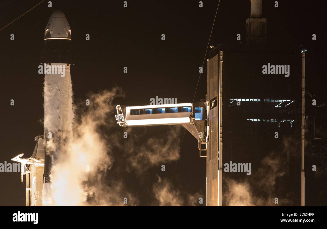KENNEDY SPACE CENTER, FL, USA - 15. November 2020 - EINE SpaceX Falcon 9 Rakete mit der Crew Dragon Raumsonde der Firma wird auf der NASA SpaceX gestartet Stockfoto
