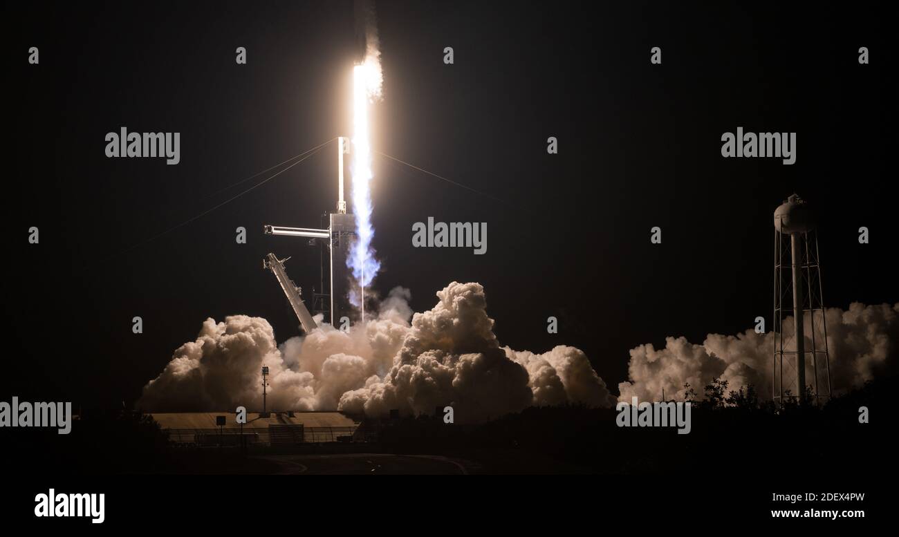 KENNEDY SPACE CENTER, FL, USA - 15. November 2020 - EINE SpaceX Falcon 9 Rakete mit der Crew Dragon Raumsonde der Firma wird auf der NASA SpaceX gestartet Stockfoto
