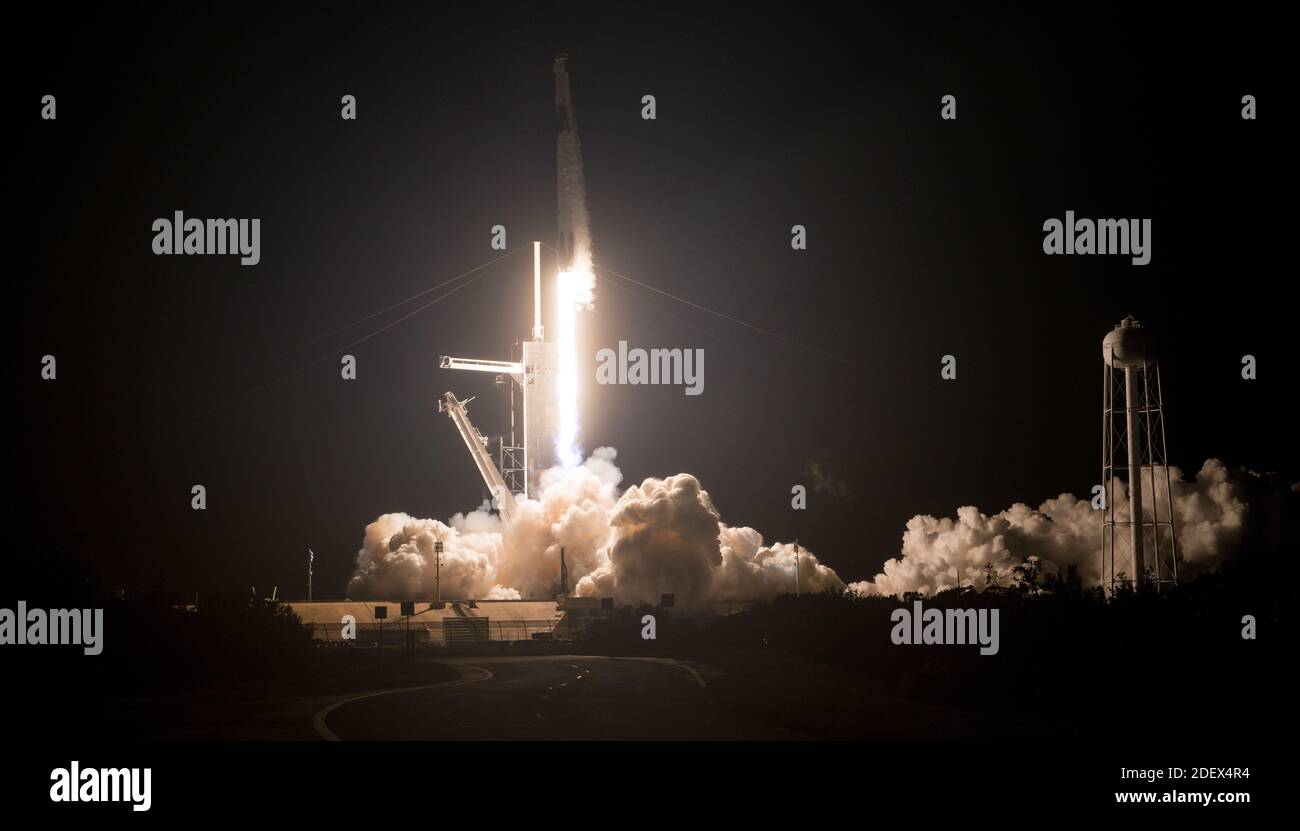 KENNEDY SPACE CENTER, FL, USA - 15. November 2020 - EINE SpaceX Falcon 9 Rakete mit der Crew Dragon Raumsonde der Firma wird auf der NASA SpaceX gestartet Stockfoto