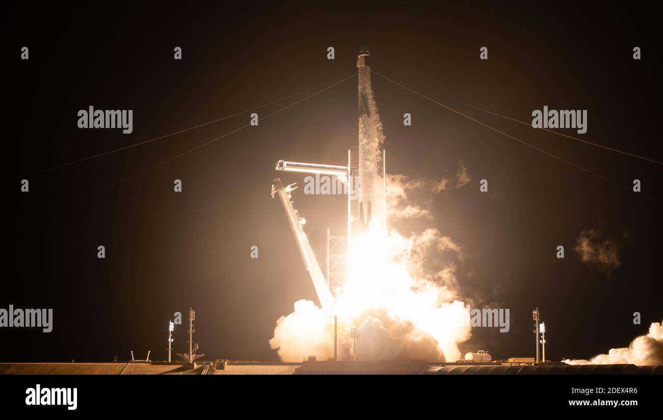 KENNEDY SPACE CENTER, FL, USA - 15. November 2020 - EINE SpaceX Falcon 9 Rakete mit der Crew Dragon Raumsonde der Firma wird auf der NASA SpaceX gestartet Stockfoto