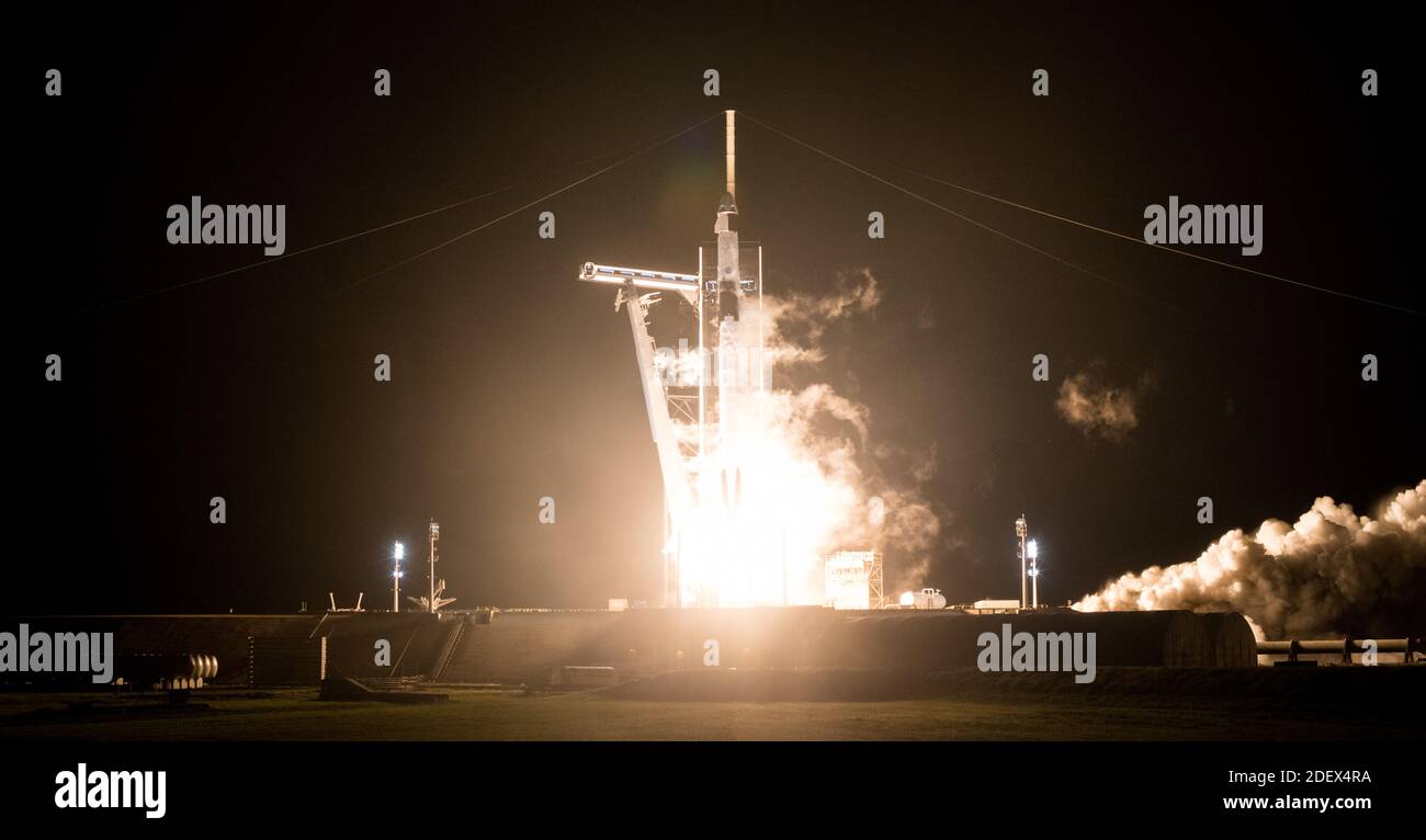 KENNEDY SPACE CENTER, FL, USA - 15. November 2020 - EINE SpaceX Falcon 9 Rakete mit der Crew Dragon Raumsonde der Firma wird auf der NASA SpaceX gestartet Stockfoto