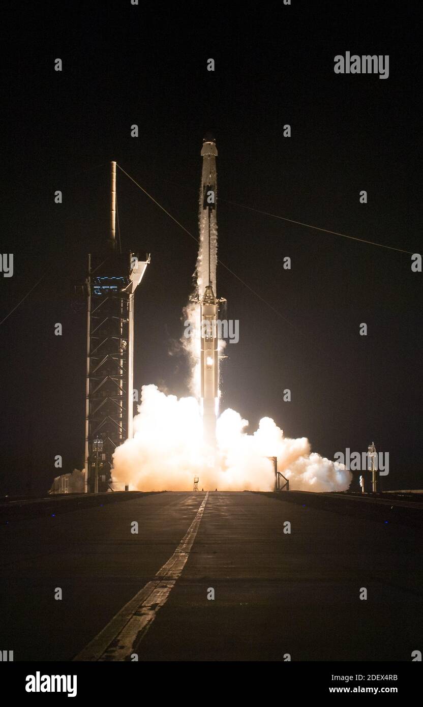 KENNEDY SPACE CENTER, FL, USA - 15. November 2020 - EINE SpaceX Falcon 9 Rakete mit der Crew Dragon Raumsonde der Firma wird auf der NASA SpaceX gestartet Stockfoto