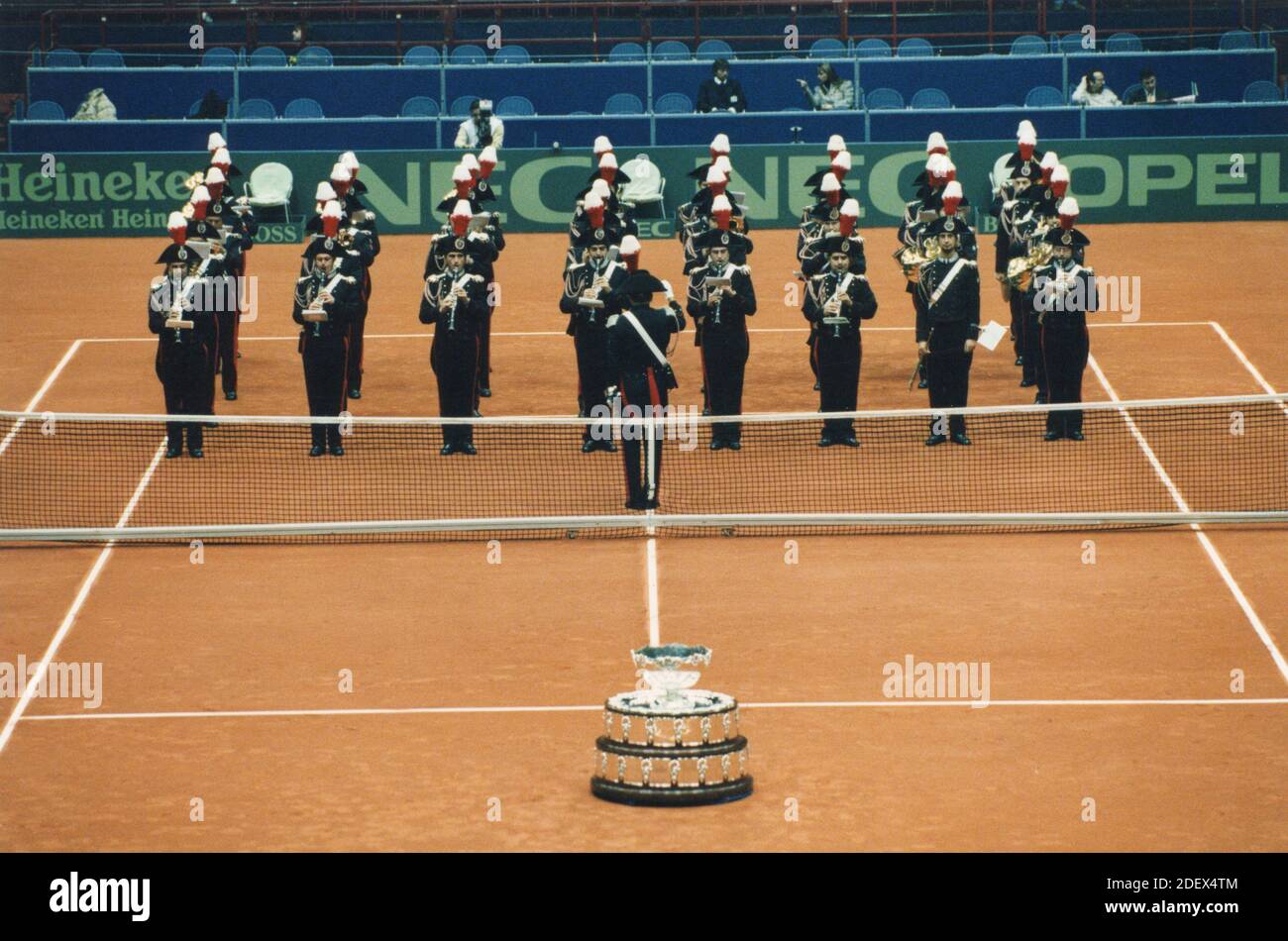 Carabinieri Band spielt bei der Davis Cup Eröffnungszeremonie, Italien 1990er Jahre Stockfoto