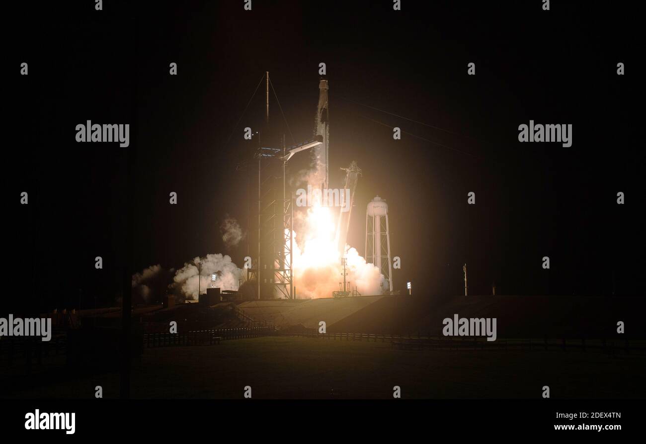 KENNEDY SPACE CENTER, FL, USA - 15. November 2020 - EINE SpaceX Falcon 9 Rakete mit der Crew Dragon Raumsonde der Firma wird auf der NASA SpaceX gestartet Stockfoto