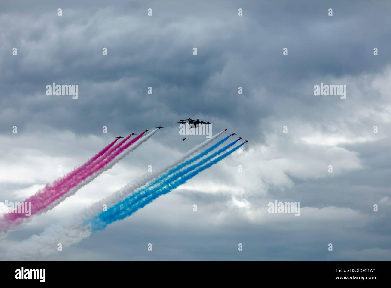 A400M-Flugzeug mit roten RAF-Pfeilen im Flug Stockfoto