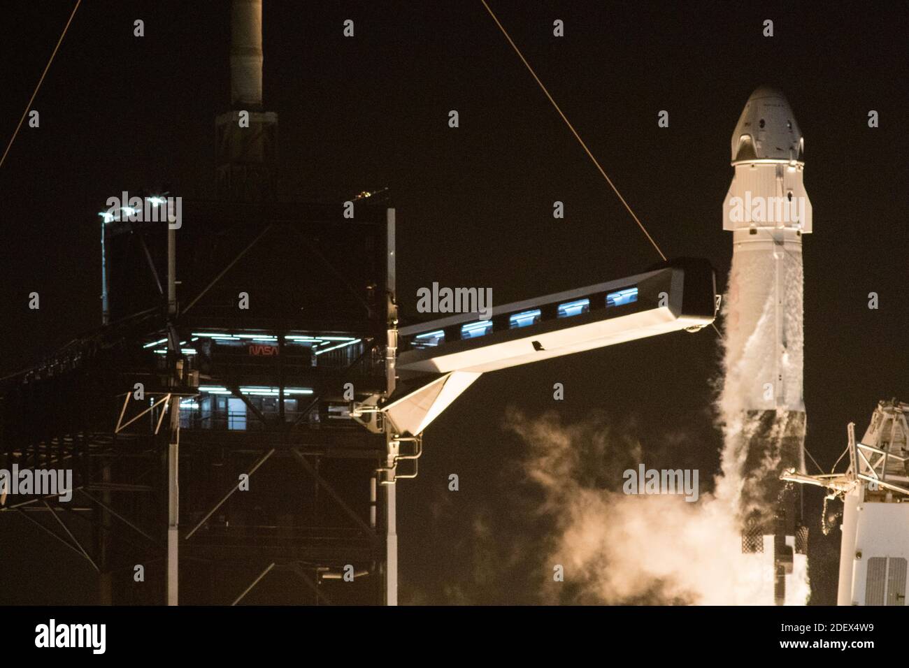 KENNEDY SPACE CENTER, FL, USA - 15. November 2020 - EINE SpaceX Falcon 9 Rakete mit der Crew Dragon Raumsonde der Firma wird auf der NASA SpaceX gestartet Stockfoto