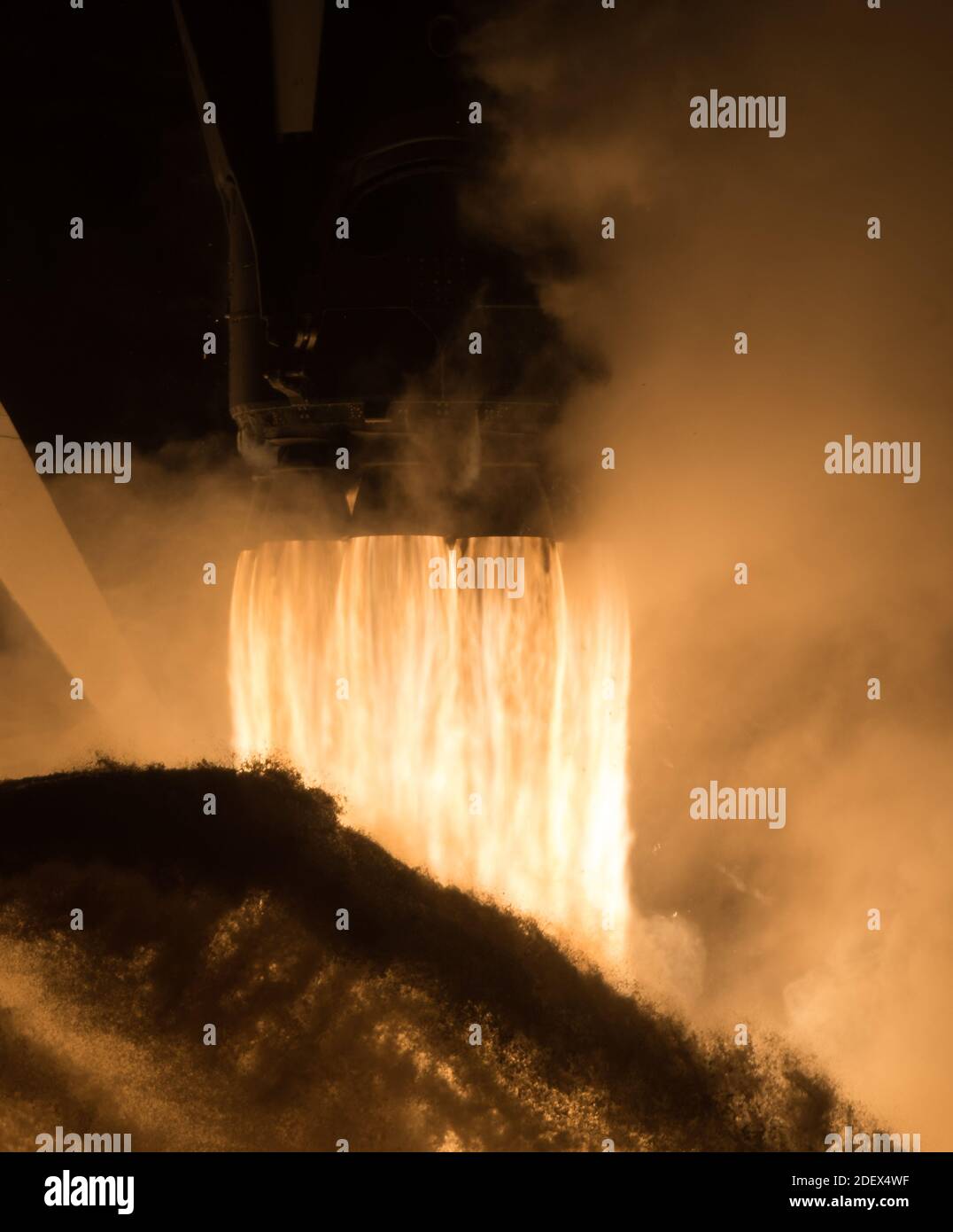 KENNEDY SPACE CENTER, FL, USA - 15. November 2020 - EINE SpaceX Falcon 9 Rakete mit der Crew Dragon Raumsonde der Firma wird auf der NASA SpaceX gestartet Stockfoto