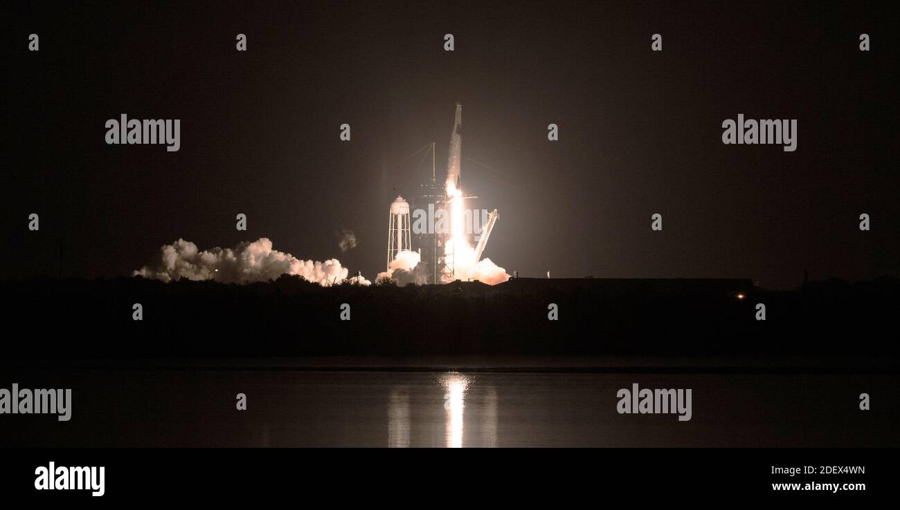 KENNEDY SPACE CENTER, FL, USA - 15. November 2020 - EINE SpaceX Falcon 9 Rakete mit der Crew Dragon Raumsonde der Firma wird auf der NASA SpaceX gestartet Stockfoto