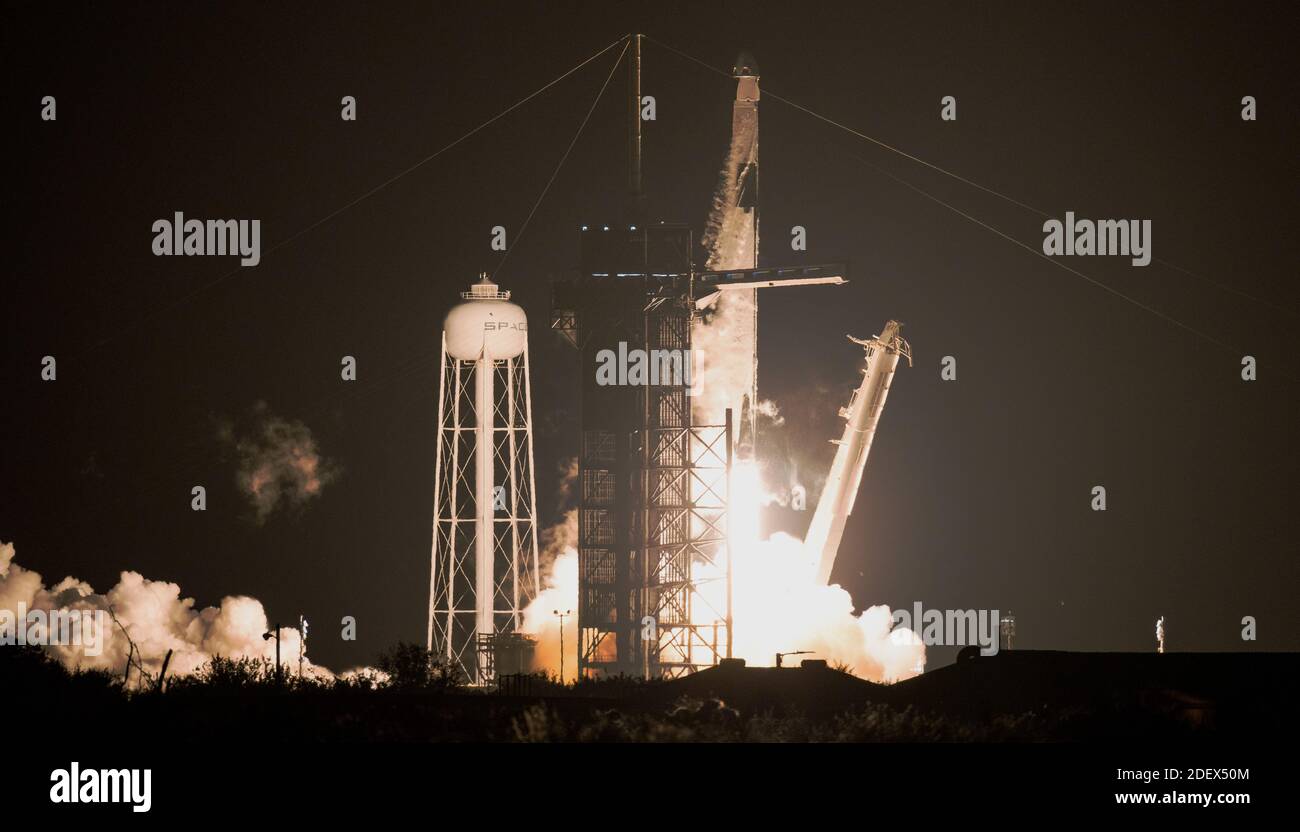 KENNEDY SPACE CENTER, FL, USA - 15. November 2020 - EINE SpaceX Falcon 9 Rakete mit der Crew Dragon Raumsonde der Firma wird auf der NASA SpaceX gestartet Stockfoto