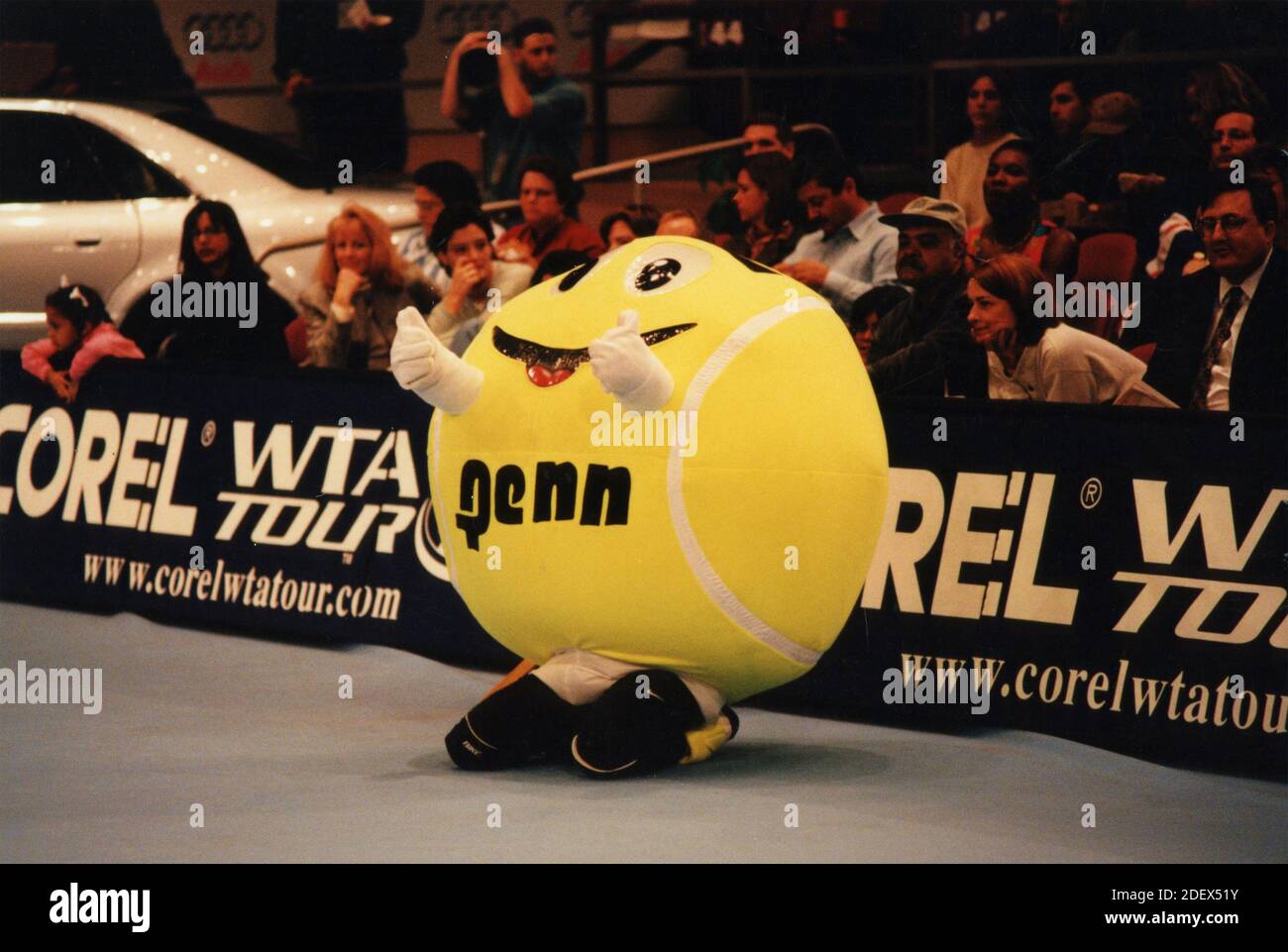 Tennisball-Werbung beim Chase Chaps-Turnier, 1998 Stockfoto
