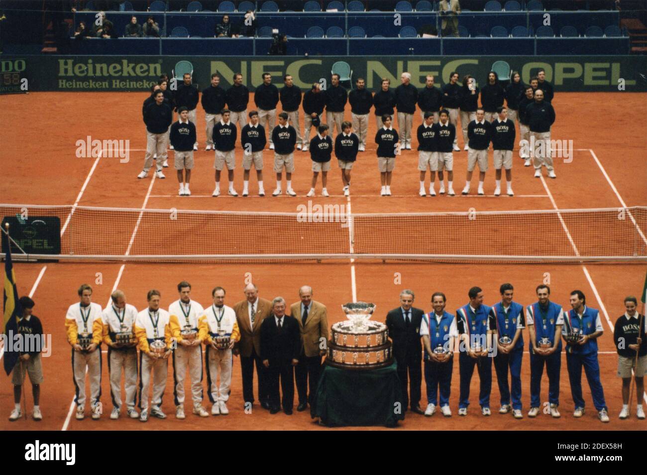 Schwedische und italienische Tennistenteams beim Davis Cup 1998 Stockfoto