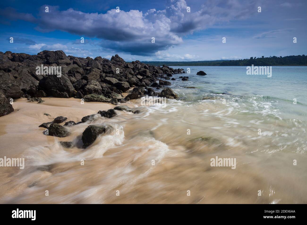 Küstenlandschaft auf der kleinen Insel Granito de Oro, Coiba Nationalpark, Pazifikküste, Veraguas Provinz, Republik Panama. Stockfoto