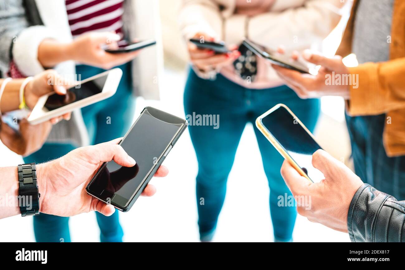 Freunde Gruppe teilen Inhalte auf Handy-Smartphone - Schließen Up der Menschen Hände mit Tracking-App mit sozialen Medien Netzwerk - Technologiekonzept Stockfoto