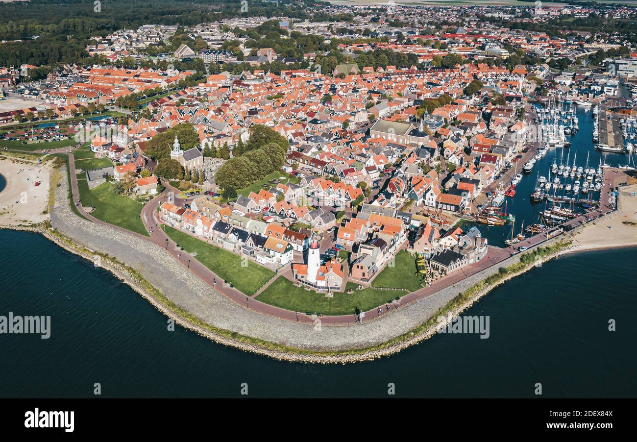 Historisches Fischerdorf Urk in Flevoland, Niederlande, mit einem Leuchtturm und einem Hafen, beliebtes Touristenziel. Luftaufnahme. Stockfoto