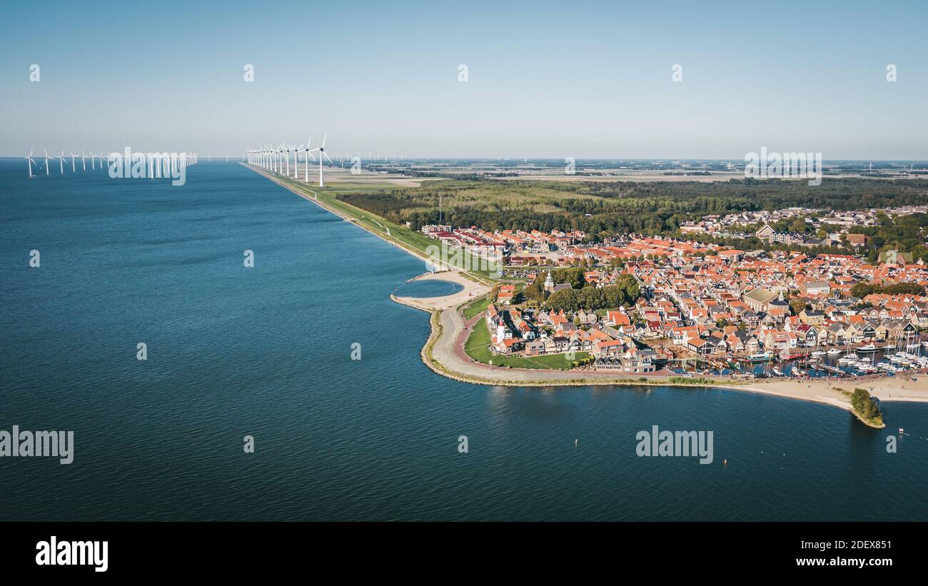 Historische Stadt Urk in Flevoland, Niederlande mit einem Offshore-Windturbinenpark im Hintergrund. Luftaufnahme. Stockfoto
