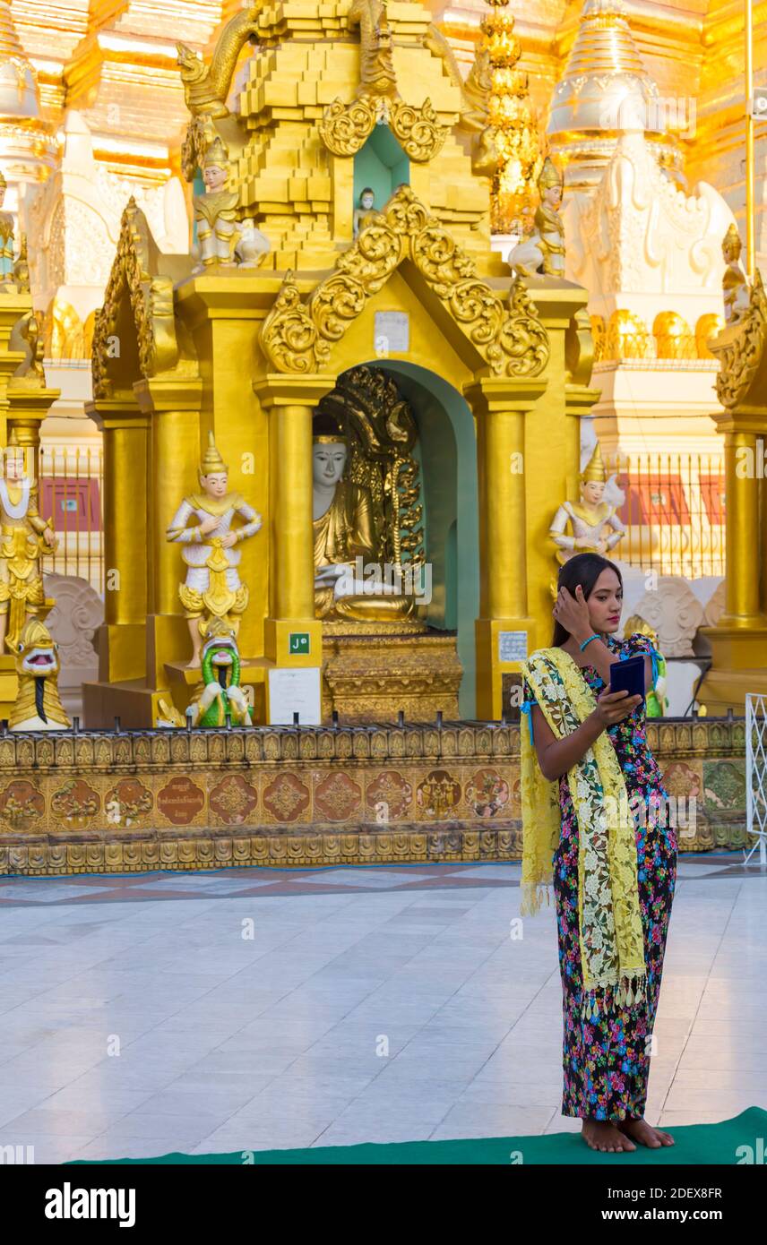 Attraktive junge Frau, die im Februar in der Shwedagon Pagode, Yangon, Myanmar (Burma), Asien war Stockfoto