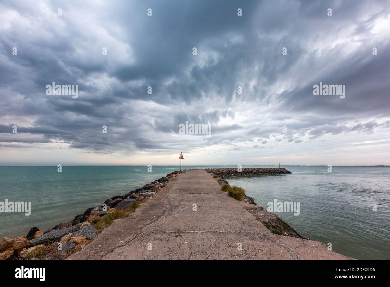 Wildes Wetter und Sturmwolken über dem Robe Wellenbrecher gelegen In Südaustralien am 11. November 2020 Stockfoto