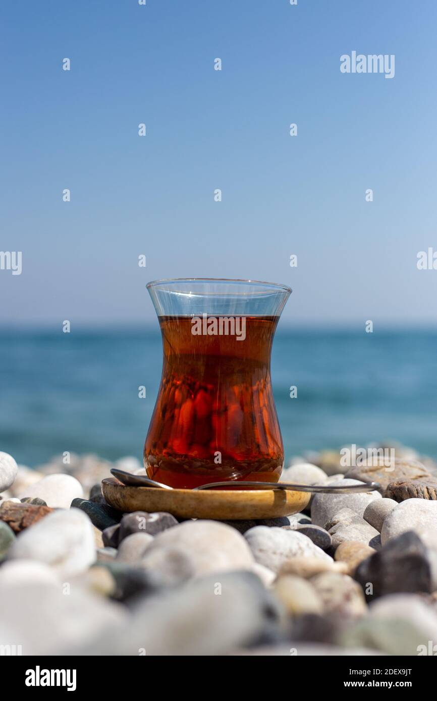 Armudu. Tee im Glas am Strand. Stockfoto