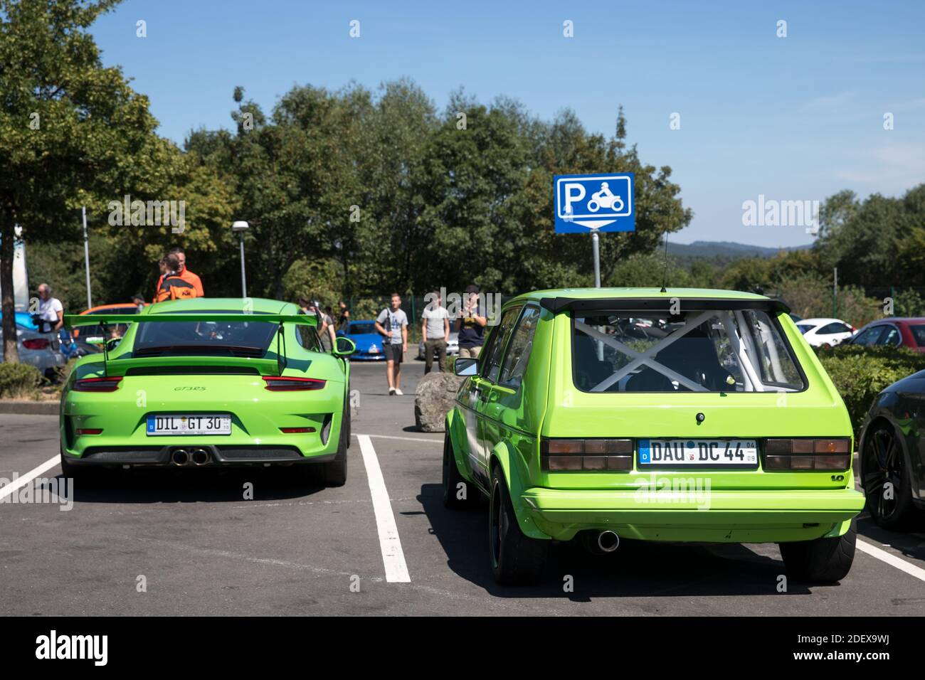 Zwei grüne Autos auf dem Parkplatz auf der Nordschleife Rennbahn. Nürburgring, Deutschland. Stockfoto