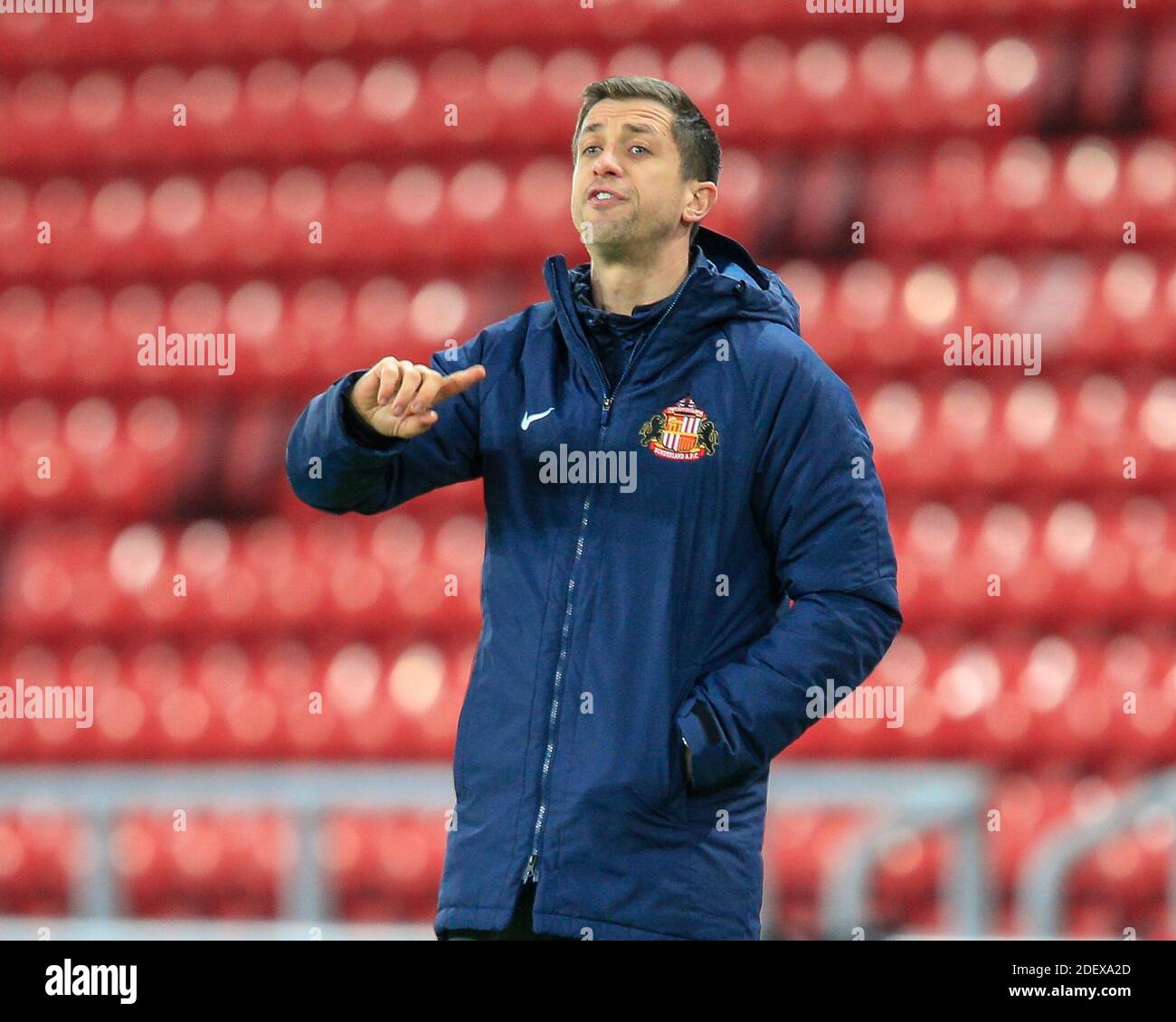 Andrew Taylor, Manager für Hausmeister von Sunderland, gibt seinem Team Anweisungen Stockfoto