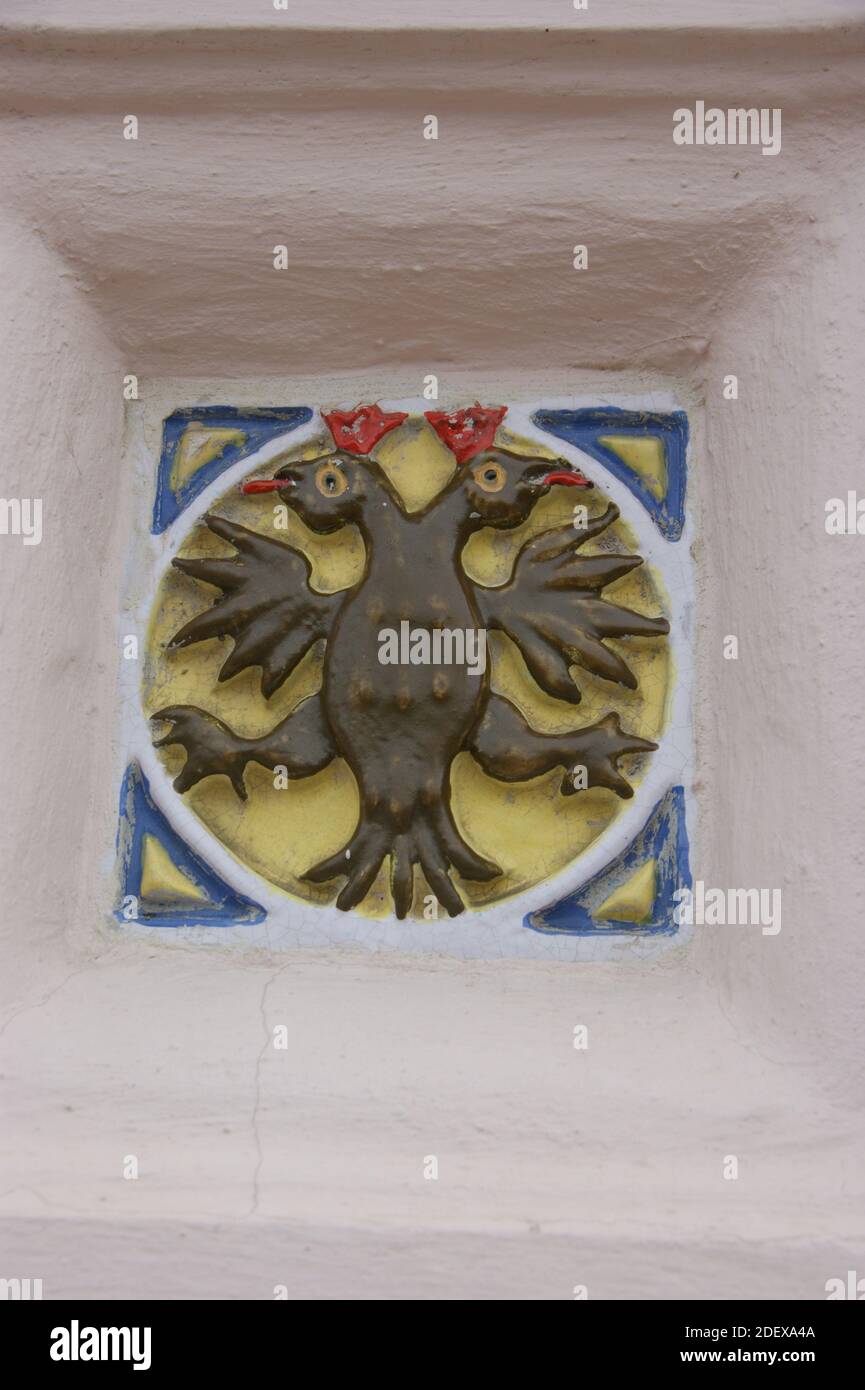 Russischer doppelköpfiger Kaiseradler in kaiserlichem Schwarz, wie von IvanIII entworfen, in der Wand einer mittelalterlichen Kirche in Jaroslawl eingelassen. Stockfoto