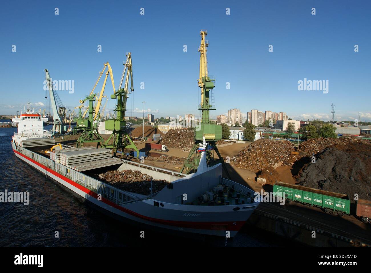 Arne, ein Stückgutschiff, das eine Ladung Altmetalle zum Recycling an Bord nimmt. Stockfoto