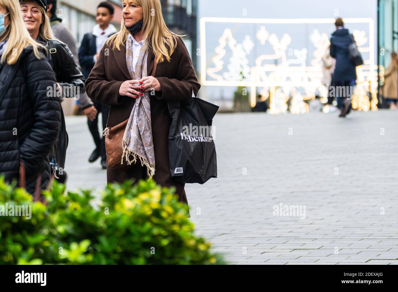 Birmingham, West Midlands, Großbritannien. Dezember 2020. Nach 27 Tagen der Sperrung, haben Geschäfte im ganzen Land erlaubt, für die Öffentlichkeit wieder zu öffnen. Nicht alle Handelsketten hatten so viel Glück, denn die Arcadia-Gruppe, Inhaber von High-Street-Marken wie Wallis, Topshop und Burton, musste rechtzeitig vor Weihnachten in die Verwaltung einstürzen. Debenhams, der im späten 18. Jahrhundert gegründete multinationale Einzelhändler, scheint diesem Beispiel zu folgen und ein Zusammenbruch droht. Kredit: Ryan Underwood/Alamy Live Nachrichten Stockfoto