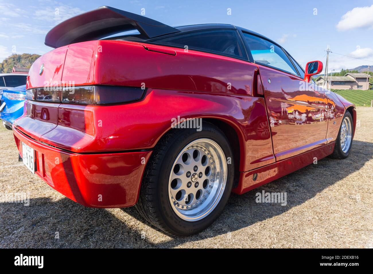 Rückansicht eines roten Alfa Romeo SZ Sportcoupés Draußen bei Sonnenschein Stockfoto