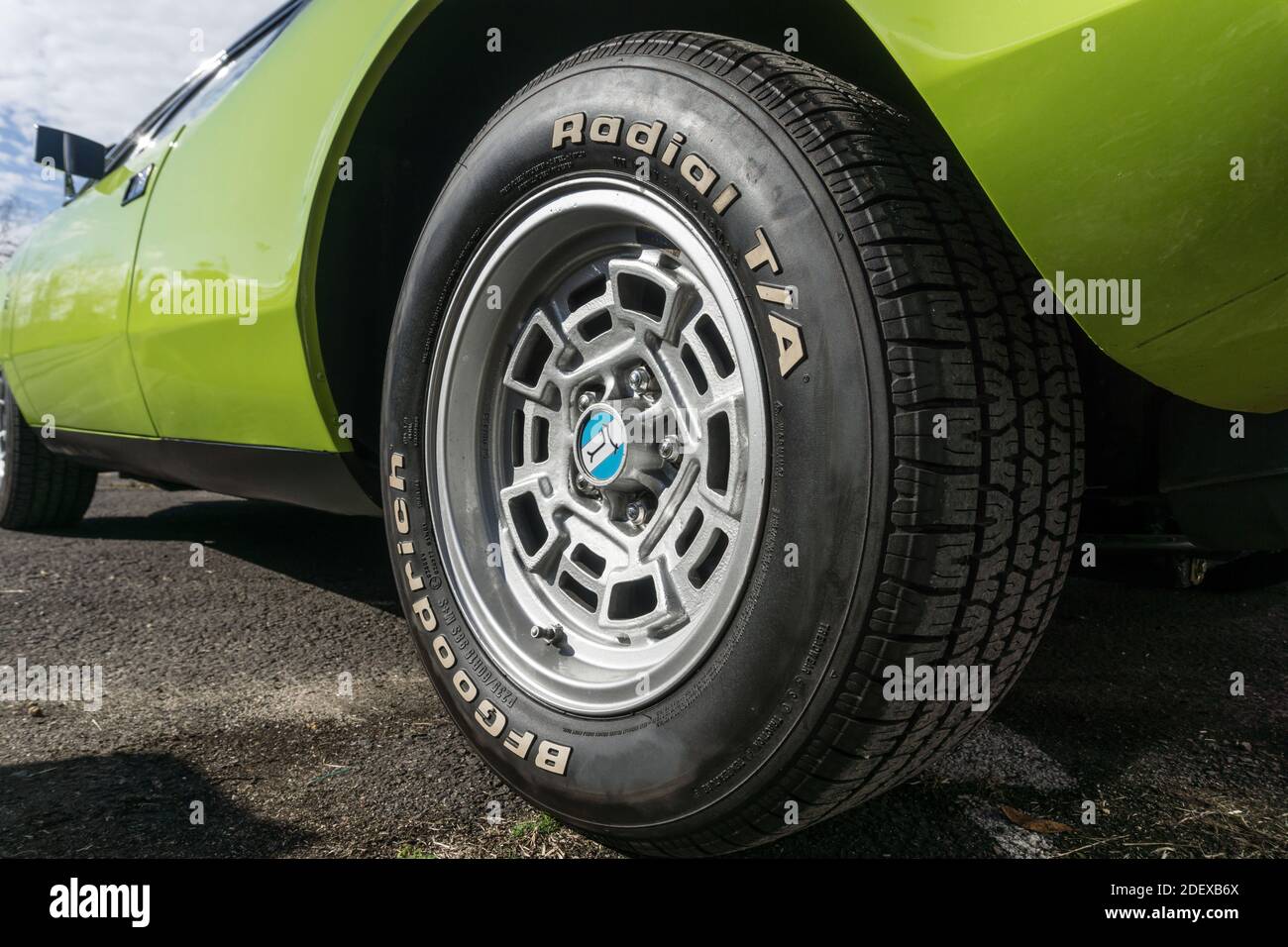 Nahaufnahme der Campagnolo Hinterradfelge und BF Goodrich Reifen auf einem lindgrünen De Tomaso Pantera draußen in Sonnenschein Stockfoto