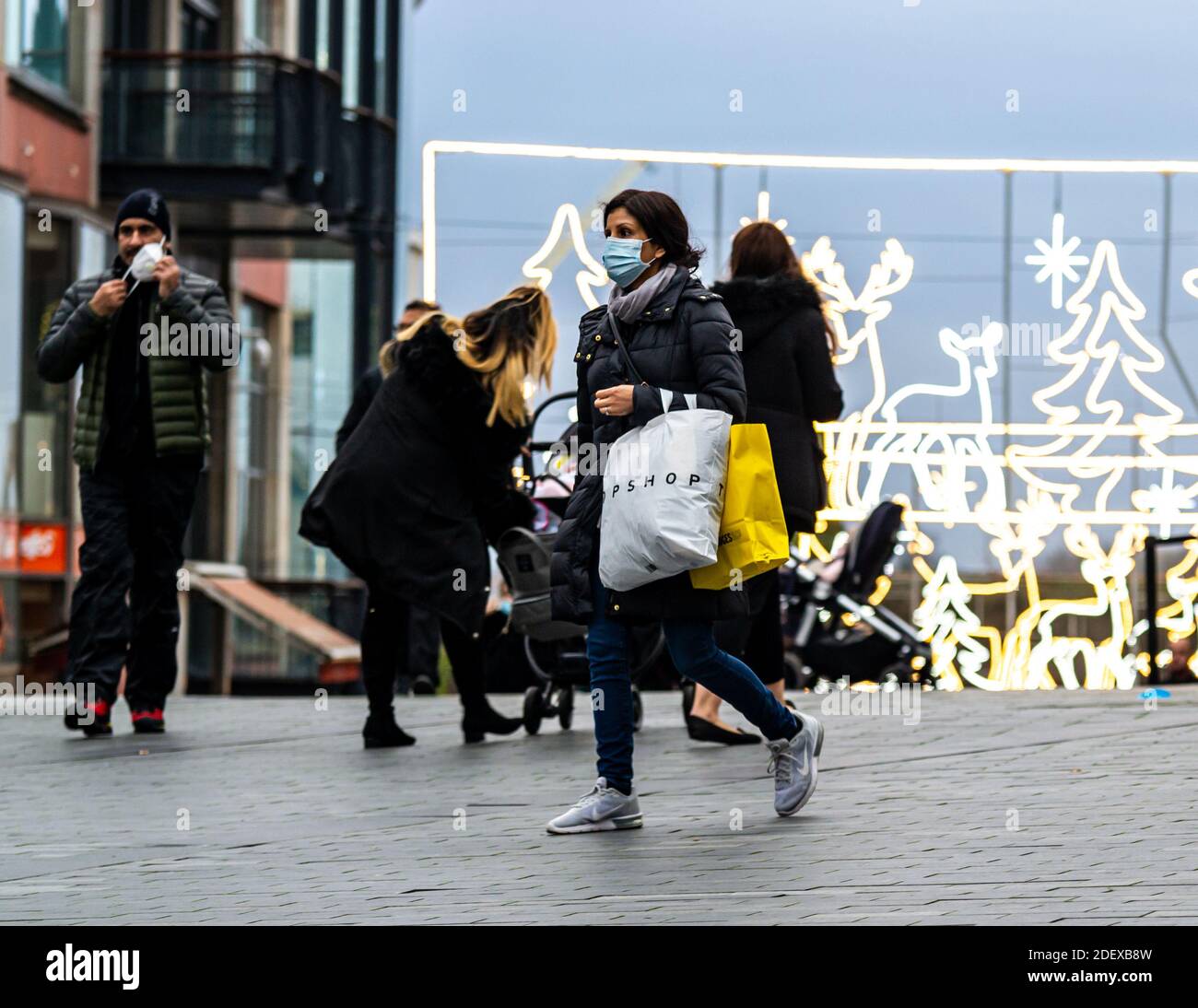 Birmingham, West Midlands, Großbritannien. Dezember 2020. Nach 27 Tagen der Sperrung, haben Geschäfte im ganzen Land erlaubt, für die Öffentlichkeit wieder zu öffnen. Nicht alle Handelsketten hatten so viel Glück, denn die Arcadia-Gruppe, Inhaber von High-Street-Marken wie Wallis, Topshop und Burton, musste rechtzeitig vor Weihnachten in die Verwaltung einstürzen. Debenhams, der im späten 18. Jahrhundert gegründete multinationale Einzelhändler, scheint diesem Beispiel zu folgen und ein Zusammenbruch droht. Kredit: Ryan Underwood/Alamy Live Nachrichten Stockfoto