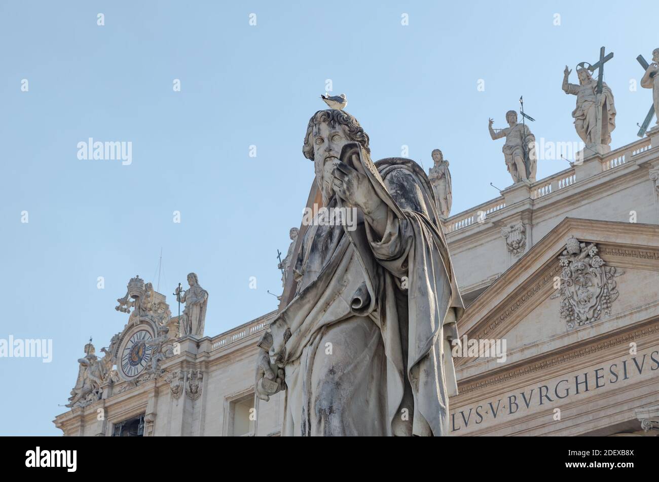 Statue von St. Paul vor der Basilika St. Peter die Basilika Fassade Vatikanstadt, Rom, Italien Stockfoto