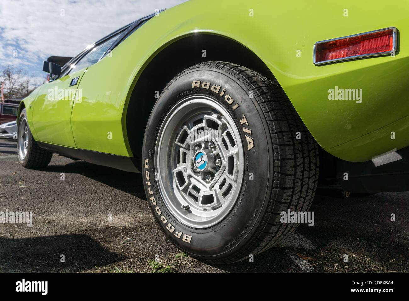 Nahaufnahme der Campagnolo Hinterradfelge und BF Goodrich Reifen auf einem lindgrünen De Tomaso Pantera draußen in Sonnenschein Stockfoto