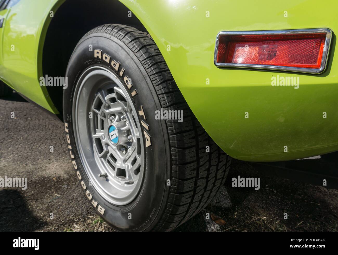Nahaufnahme der Campagnolo Hinterradfelge und BF Goodrich Reifen auf einem  lindgrünen De Tomaso Pantera draußen in Sonnenschein Stockfotografie - Alamy
