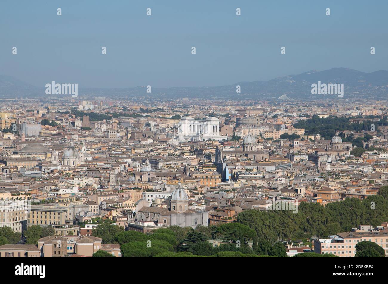 Die Skyline von Rom, von der Engelsburg aus gesehen, mit der Kuppel der Kirche San Agnese, dem Campidoglio und dem Denkmal Altare della Patria. Stockfoto